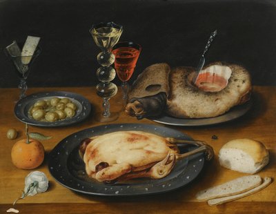 Bodegón de un pollo asado, un jamón y aceitunas en platos de peltre con un panecillo, una naranja, copas de vino y una rosa en una mesa de madera de Osias the Elder Beert